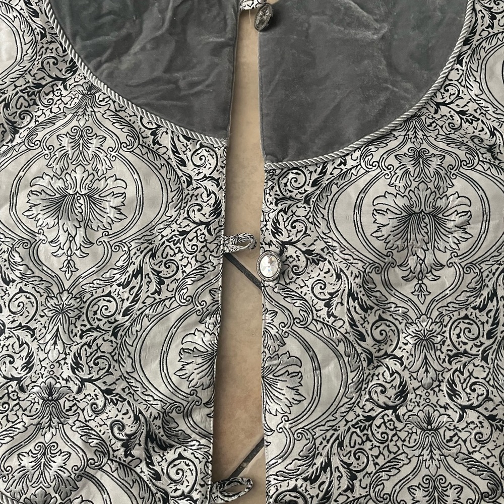 Beautiful like new Christmas tree skirt. Measures 60 in diameter.